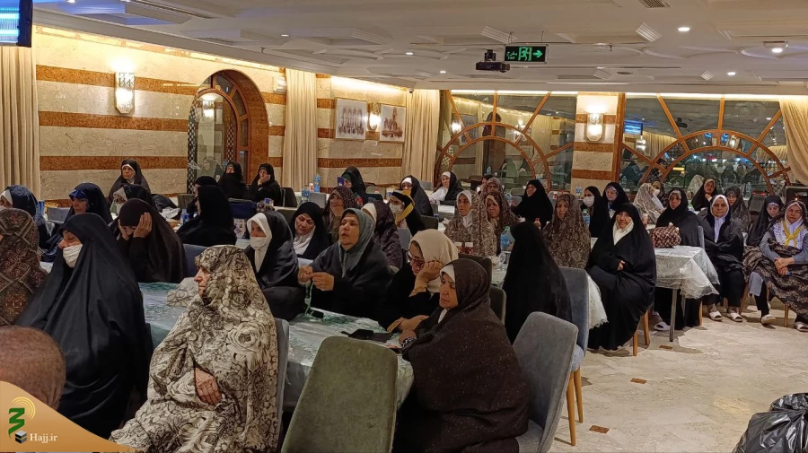 در جشن شب عید غدیر مطرح شد:
چشم هموطنان به دست شماست، در غدیر برای کشورمان دعا کنیم 5