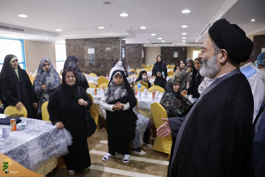 بازدید سرپرست حجاج ایرانی از هتل الرکائز مکه و گفتگوی صمیمی با زائران 5