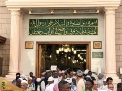 مسجدی که باب رحمت و جبرئیل دارد 8
