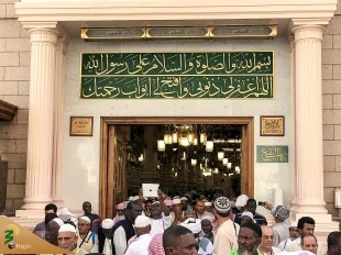 مسجدی که باب رحمت و جبرئیل دارد 8