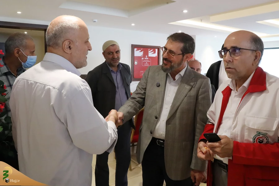 در دیدار از هتل‌های زائران صورت گرفت:
تقدیر نماینده ولی‌فقیه در امور حج و زیارت از نظم و استفاده بهینه زائران ایرانی از فرصت حضور در حرمین شریفین 5