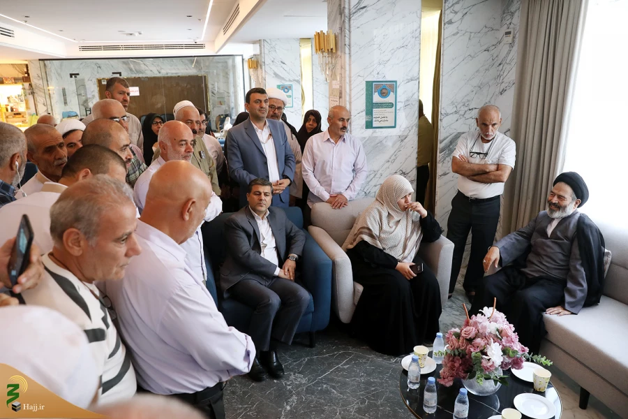 در دیدار نماینده ولی‌فقیه در محل اسکان زائران اعلام شد:
زائران ایرانی برای هرگونه جانفشانی در دفاع از کشور عزیزمان مقابل شیطان آماده‌ایم 3