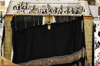 تعویض پرده کعبه در آستانه سال ١٤٤٧ هجری  16