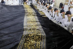  تعویض پرده کعبه در آستانه سال ١٤٤٧ هجری  20
