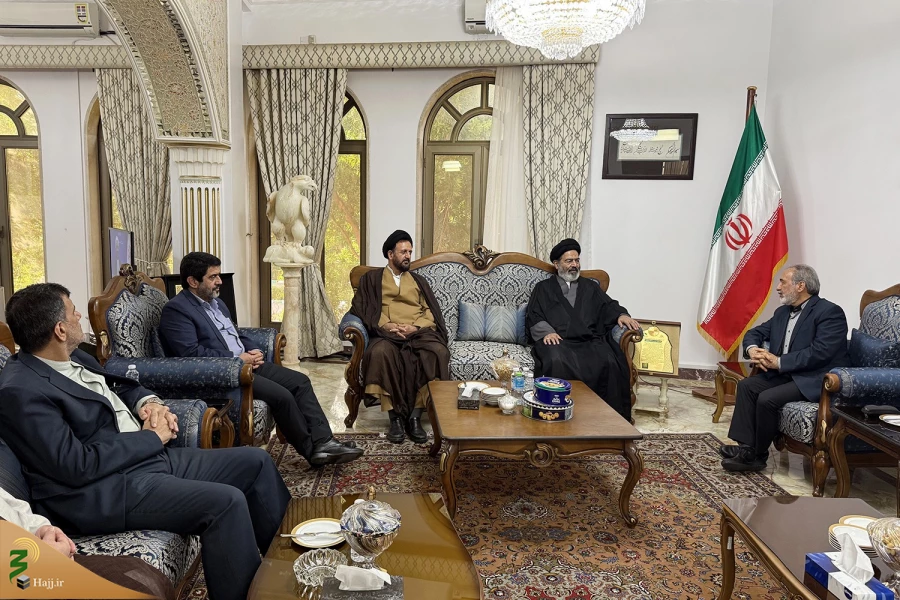 حجت الاسلام والمسلمین نواب در جمع اعضای کنسولگری ایران در جده عنوان کرد:
ایثار و همدلی، از جمله ویژگی‌های شیعیان است 4