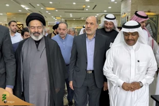 كان في وداع رئيس بعثة الحجاج الإيرانيين نائب وزير الحج في السعودية. 3