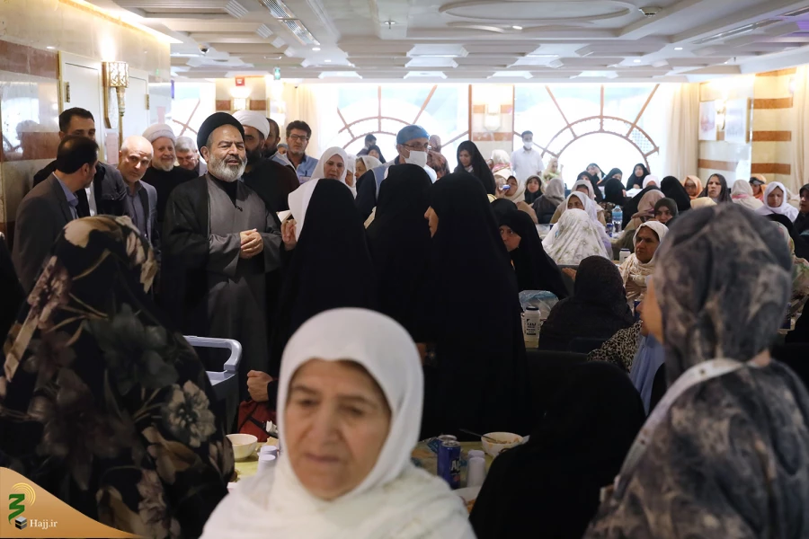 در بازدید از هتل محل اسکان حجاج ایرانی در مدینه عنوان شد:
در صورت رفع محدودیت‌های پروازها، حجاج به استان‌های خود باز خواهند گشت 4