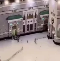 برخورد خودرو با درب مسجدالحرام در مکه (فیلم) 2