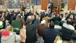 توزیع گل در حرم امام حسین