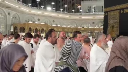 نغمه‌های مناجات در دل طواف؛ 

حاج مهدی سروری در مسجدالحرام به مناجات‌خوانی پرداخت 2