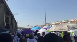 کمک راهنمایان حجاج به زائران در منا  6